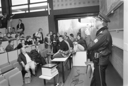 Politie ontruimt hoofdgebouw VU dat door studenten was bezet agent spreekt stude, Bestanddeelnr 934-1325