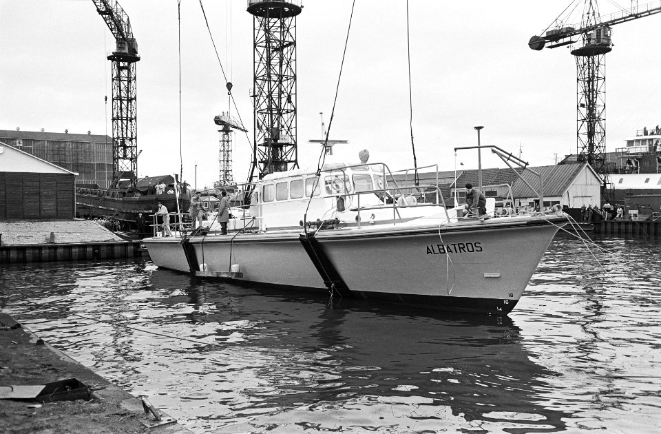 Polyester loodsboot de Albatros te water gelaten op de werf van Van der Giessen , Bestanddeelnr 916-0480