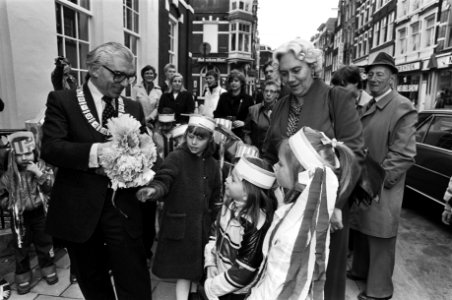 Polak opent West-Indisch Huis aan Haarlemmerstraat, Burgemeeester Polak krijgt bloemen aangeboden door kinderen, Bestanddeelnr 931-4595