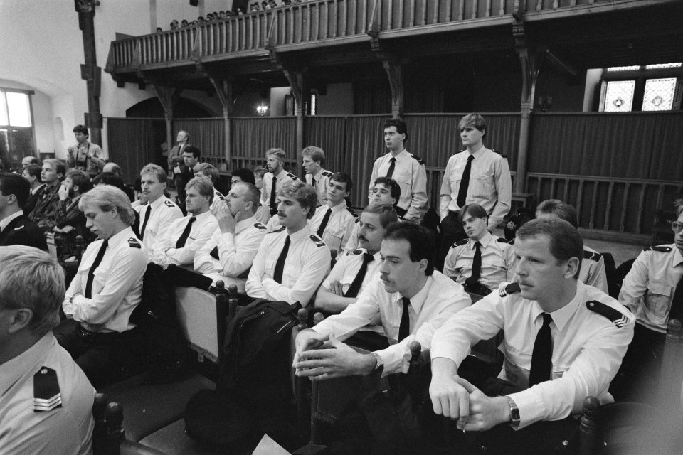 Politiemensen op tribune bij hoorzitting Kamercommissie over politiebudget, Bestanddeelnr 934-1102