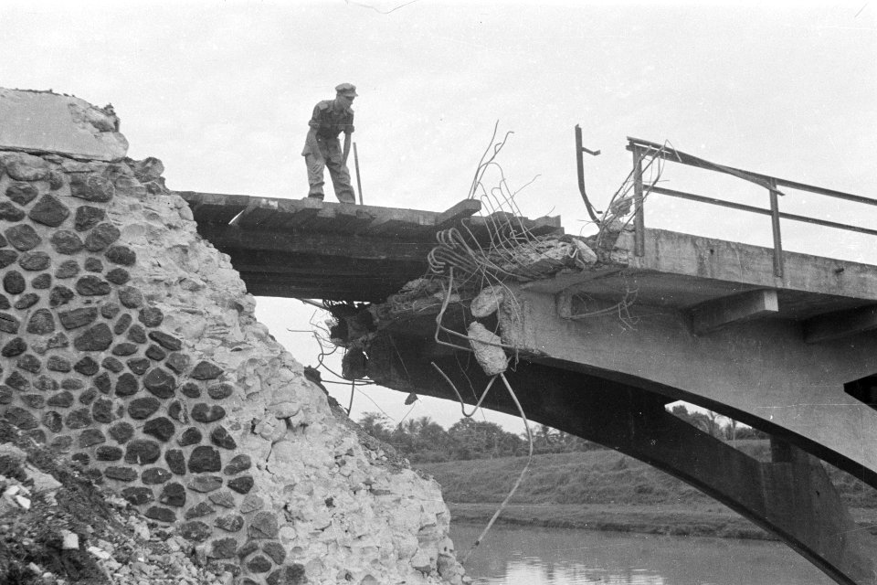 Politioneel optreden. Krawang-sector 23-7-1947. Evenals op vele andere plaatsen,, Bestanddeelnr 273-2-1