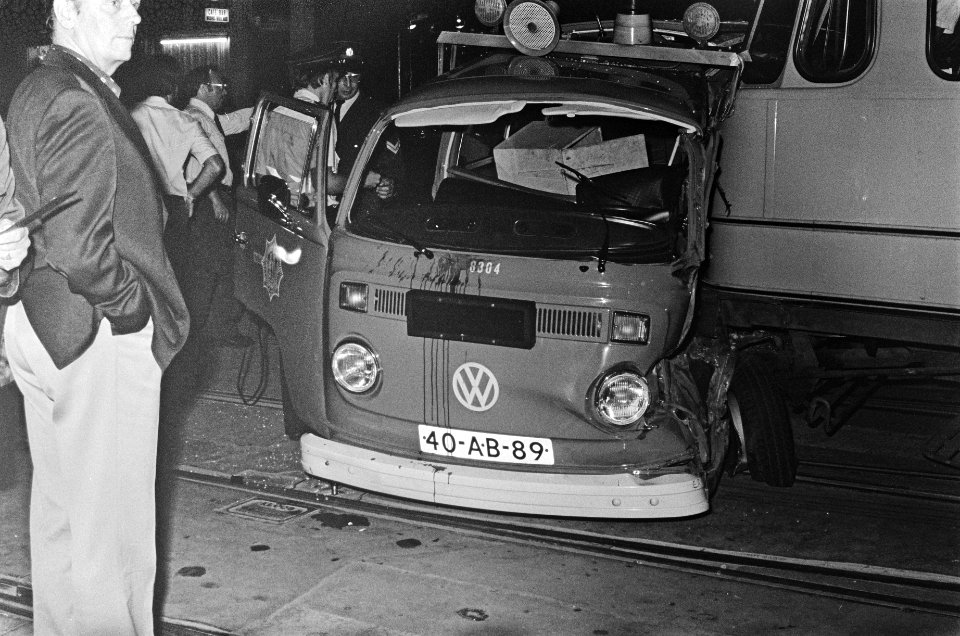 Politiebusje botst tegen tram op de Martelaarsgracht, Bestanddeelnr 929-8627