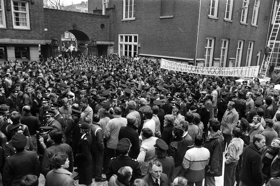Politie dem.t voor verbetering werksituatievergoeding. Na protestverg. in Krasn, Bestanddeelnr 931-9794