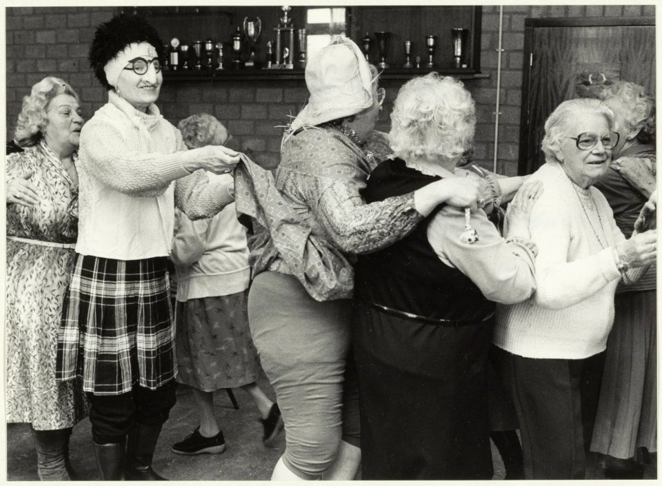 Polonaise tijdens het carnaval in de Harmenjanswijk. NL-HlmNHA 54020898
