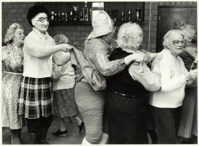 Polonaise tijdens het carnaval in de Harmenjanswijk. NL-HlmNHA 54020898