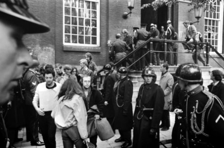 Politie voert studenten uit Maagdenhuis, Amsterdam af bezetter wordt buiten naar, Bestanddeelnr 922-4443