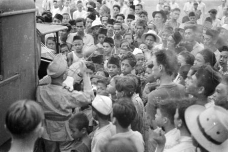 Politioneel optreden. Krawang-sector 23-7-1947. Overal waar de Ned. troepen kome, Bestanddeelnr 273-1-4
