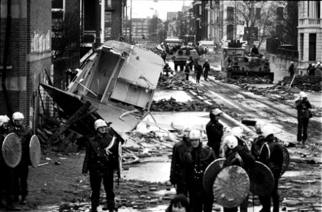 Politie en leger met pantserwagens en tanks ruimen barricaden op in Vondelbuurt,, Bestanddeelnr 930-6995