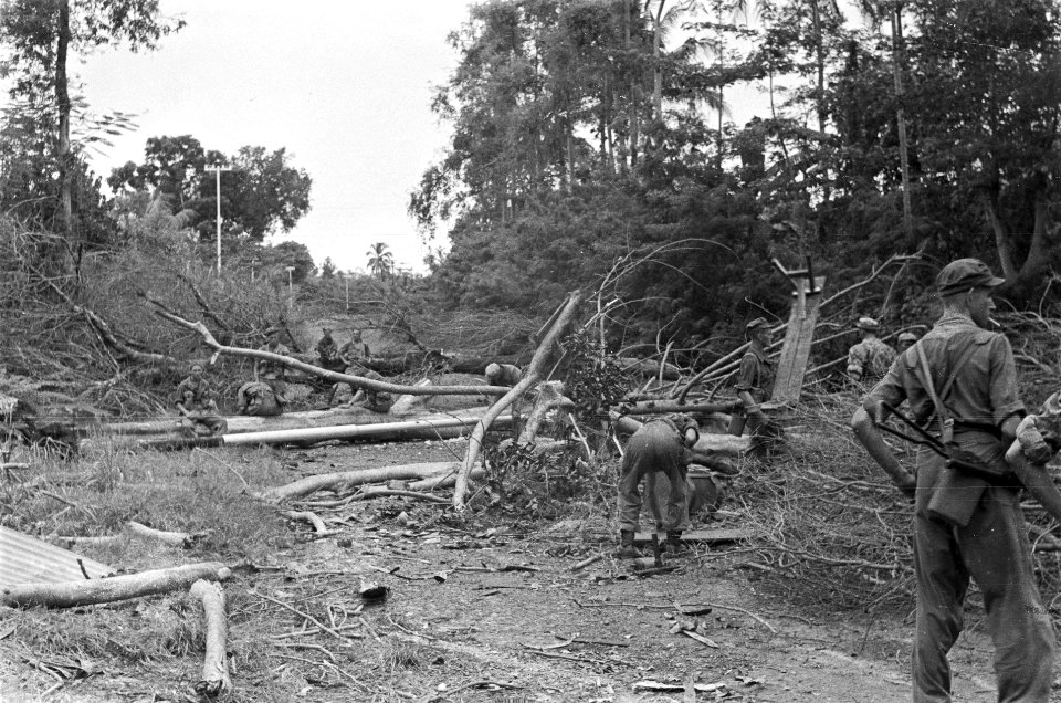 Politioneel optreden. Semarang-sector wegversperring op de weg naar Salatiga 23, Bestanddeelnr 4047