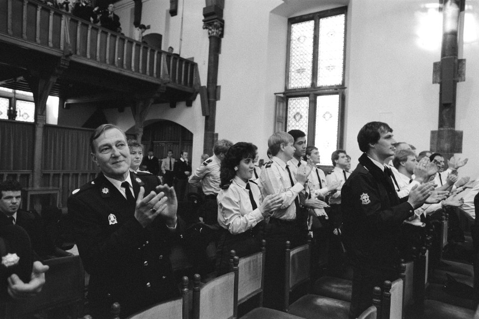 Politiemensen op tribune bij hoorzitting Kamercommissie over politiebudget, Bestanddeelnr 934-1103