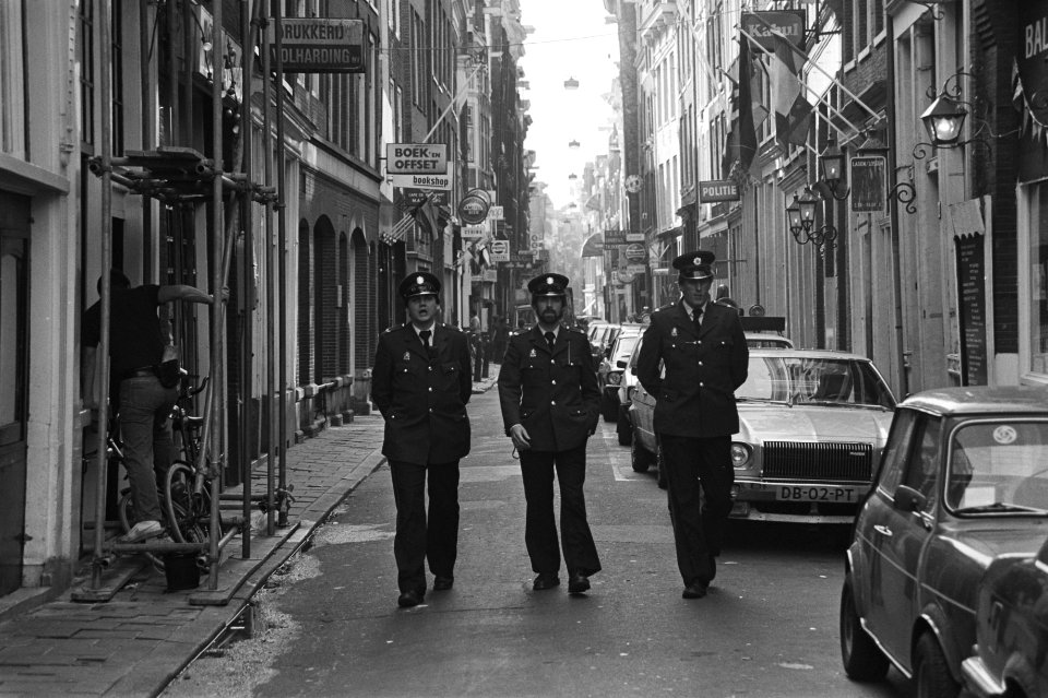 Politiepatrouille in de Warmoesstraat, Bestanddeelnr 931-7167