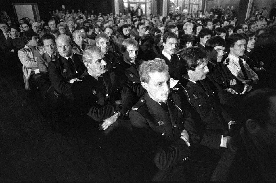 Politiemensen tijdens de protestvergadering in uniform, Bestanddeelnr 931-8464