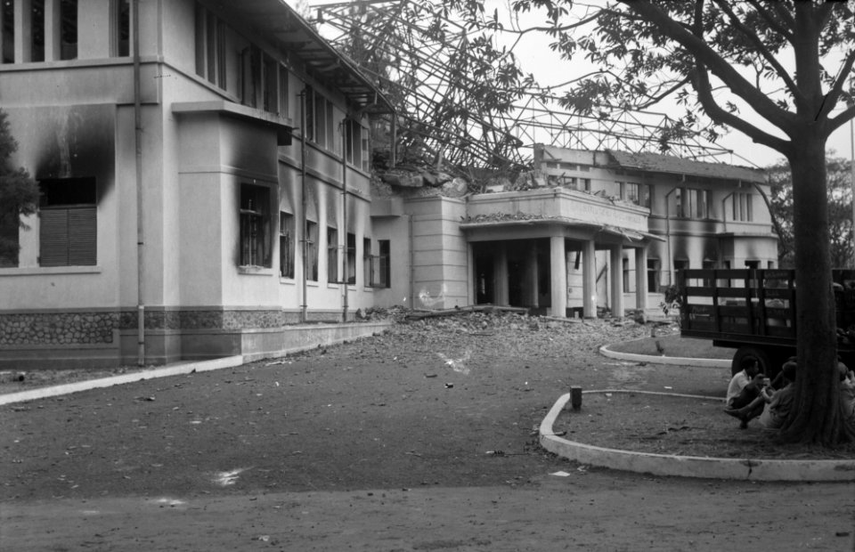 Politioneel optreden. Malang. De openbare gebouwen waren een geliefkoosd object , Bestanddeelnr 11741