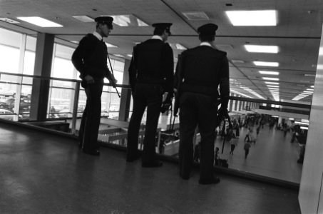 Politiemannen overzien de vertrekhal, Bestanddeelnr 933-5279