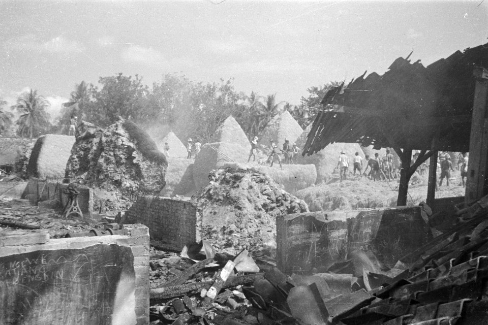Politioneel optreden. Krawang-sector 23-7-1947. Bij hun vertrek uit Poerwakarta,, Bestanddeelnr 273-4-1