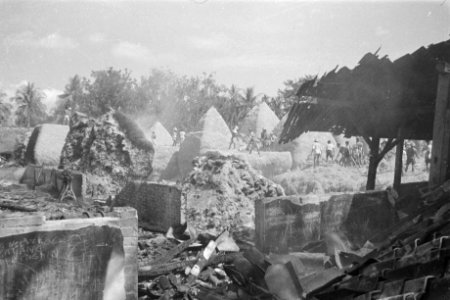 Politioneel optreden. Krawang-sector 23-7-1947. Bij hun vertrek uit Poerwakarta,, Bestanddeelnr 273-4-1