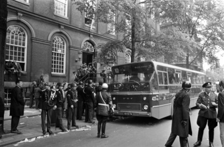 Politie voert studenten uit Maagdenhuis, Amsterdam af bezetter wordt buiten naar, Bestanddeelnr 922-4435