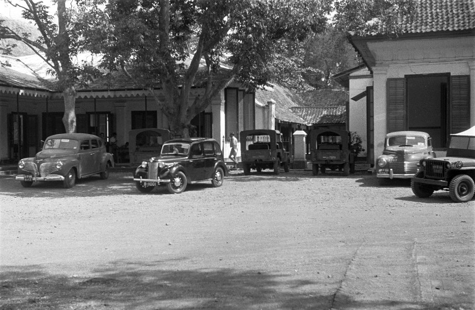 Politioneel optreden. Batavia Stafauto's en jeeps voor hoofdkwartier Legercomma, Bestanddeelnr 4028