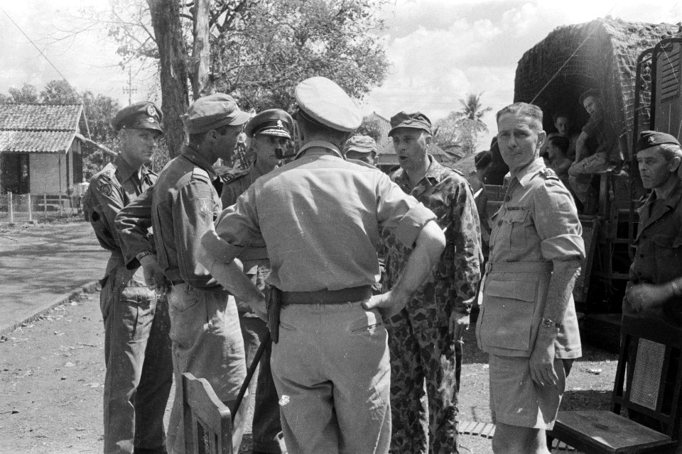 Politioneel optreden. Krawang-sector 23-7-1947. Overleg van KNIL en Landmacht o, Bestanddeelnr 273-1-1