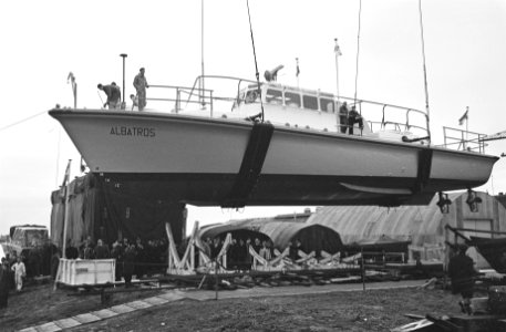 Polyester loodsboot de Albatros te water gelaten op de werf van Van der Giessen , Bestanddeelnr 916-0481