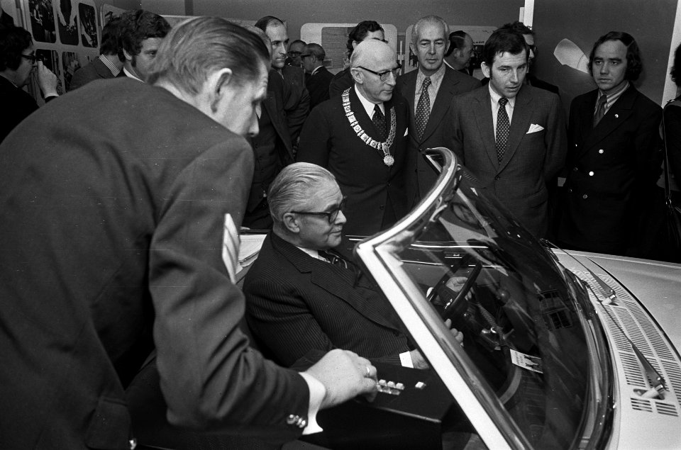 Politie-tentoonstelling Bij een korps , in de Amsterdams Bijenkorf, Minister Gee, Bestanddeelnr 926-2917