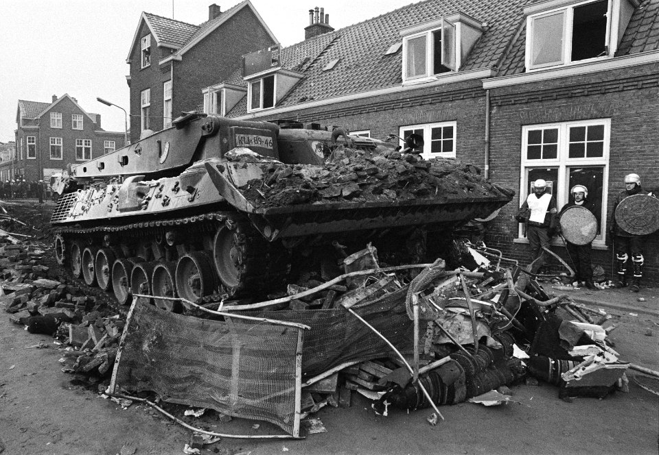 Politie heeft einde gemaakt aan kraakaktie Nijmegen, m.b. tankdozers en 2000 man personeel, tanks bij de barricades, Bestanddeelnr 931-3388