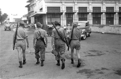 Politioneel optreden. Batavia Het stadsbeeld is zo rustig, alleen de militairen, Bestanddeelnr 4026