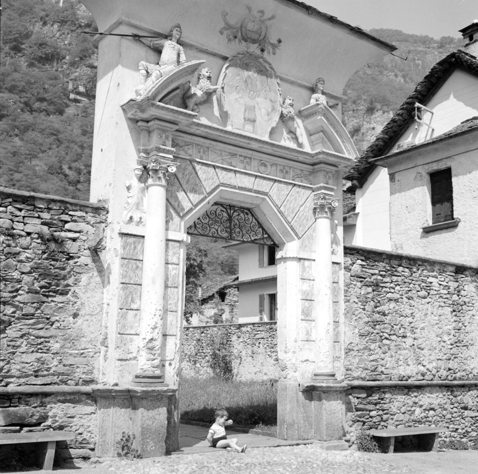 Poortgebouw van een groot huis in het Maggia dal, een van de dalen van Tessin, Bestanddeelnr 254-5092