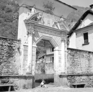 Poortgebouw van een groot huis in het Maggia dal, een van de dalen van Tessin, Bestanddeelnr 254-5092