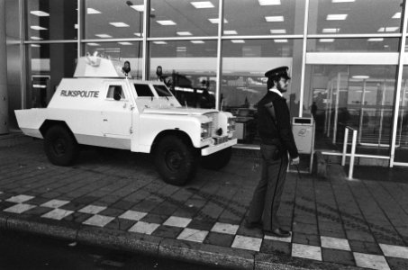 Politieman bij een Shorland pantservoertuig van de Rijkspolitie, Bestanddeelnr 933-5281