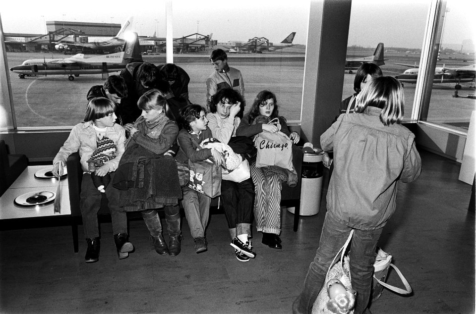 Poolse kinderen op Schiphol voor vertrek naar Polen na vakantie in Nederland en , Bestanddeelnr 932-0273