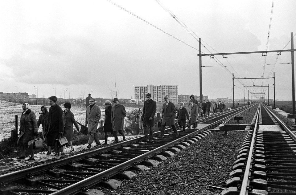 Politietakelwagen door trein gegrepen bij Sloterdijk, treinpassagiers lopen lang, Bestanddeelnr 919-9400