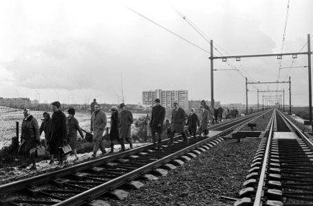 Politietakelwagen door trein gegrepen bij Sloterdijk, treinpassagiers lopen lang, Bestanddeelnr 919-9400