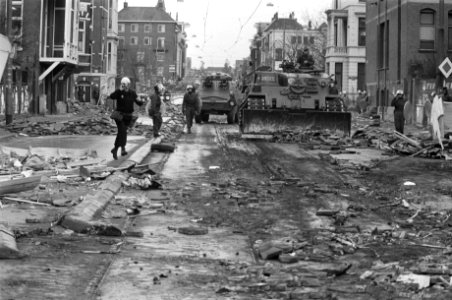 Politie en leger met pantserwagens en tanks ruimen barricaden op in Vondelbuurt,, Bestanddeelnr 930-7015