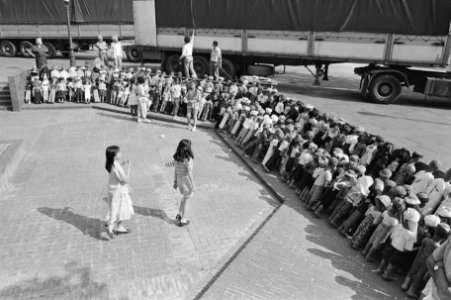 Poppen van het Theatre du Soleil staan opgesteld voor het Tropenmuseum in Amster, Bestanddeelnr 933-6868