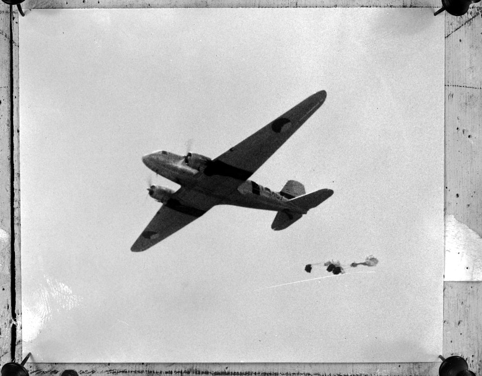 Politionele actie in Indonesie, Een Douglas C47A Dakota van de KNIL-ML dropt voo, Bestanddeelnr 903-1763
