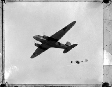 Politionele actie in Indonesie, Een Douglas C47A Dakota van de KNIL-ML dropt voo, Bestanddeelnr 903-1763