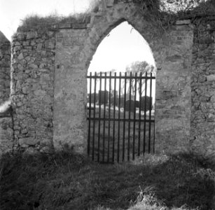 Poort met een hek en zicht op grafzerken bij Rosslare, Bestanddeelnr 191-0902