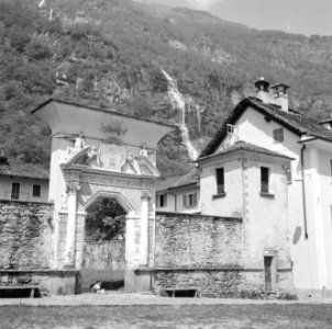 Poortgebouw van een groot huis in het Maggia dal, een van de dalen van Tessin, Bestanddeelnr 254-5090
