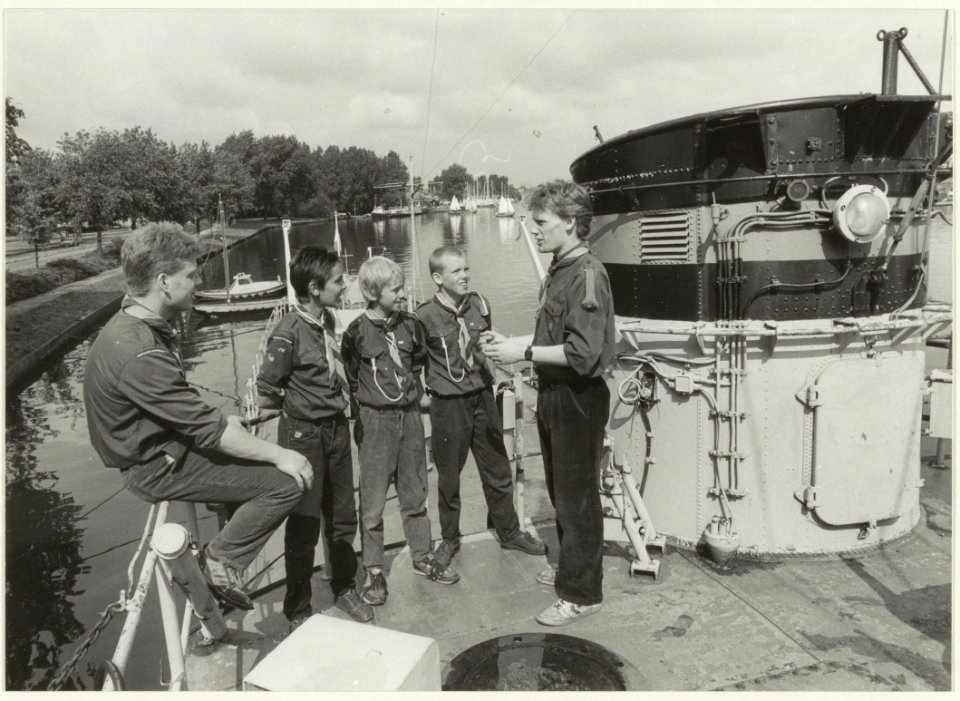 Poolse kinderen te gast bij Zeeverkennersgroep Prins Willem, aan boord van de voormalige patrouilleboot Le Fougeux. NL-HlmNHA 54031356