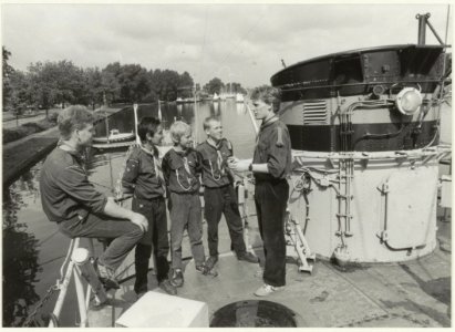 Poolse kinderen te gast bij Zeeverkennersgroep Prins Willem, aan boord van de voormalige patrouilleboot Le Fougeux. NL-HlmNHA 54031356