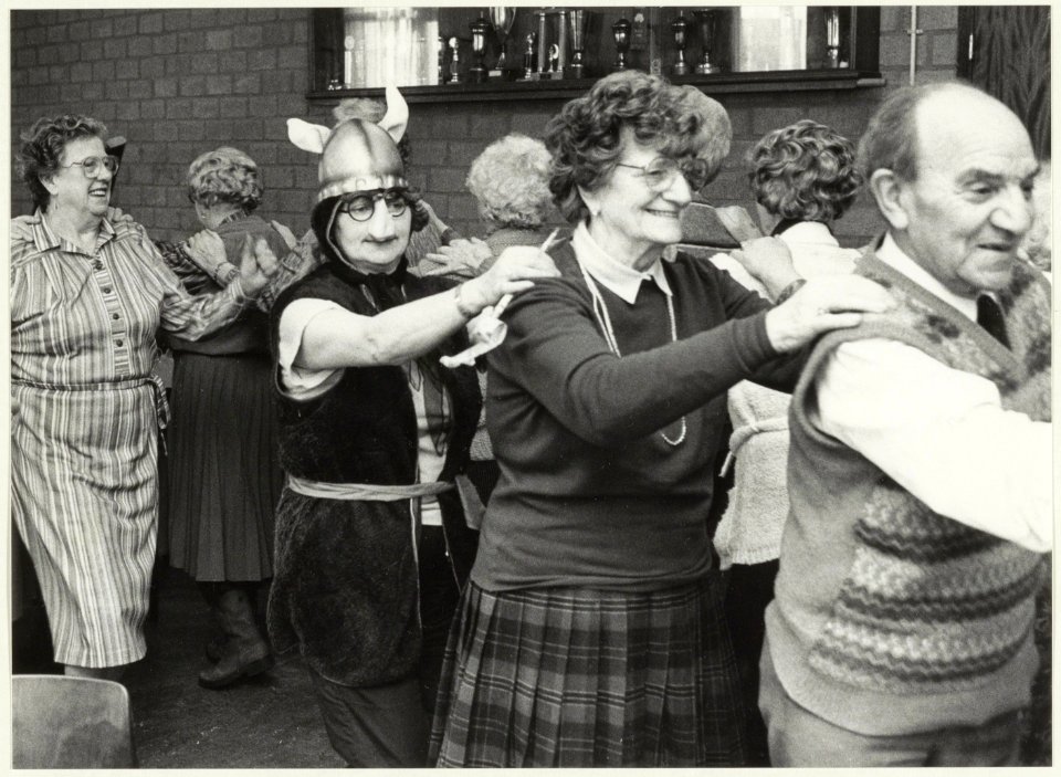 Polonaise tijdens het carnaval in de Harmenjanswijk. NL-HlmNHA 54020897