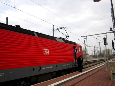Polizist spricht mit Lokführer 143 818-3 vor Dresdner Hauptbahnhof DD Hbf