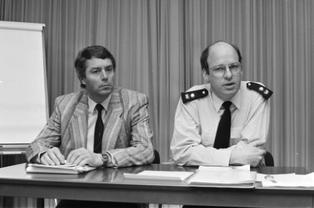 Politiewoordvoerder Klaas Wilting (l) en commissaris Bob Visser (r) geven persco, Bestanddeelnr 933-9501