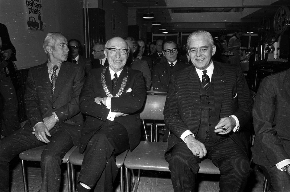 Politie-tentoonstelling Bij een korps , Minister Geertsema en Burgemeester Samka, Bestanddeelnr 926-2920