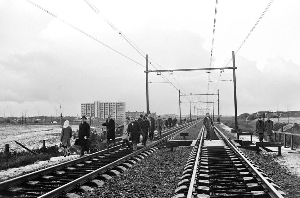 Politietakelwagen door trein gegrepen bij Sloterdijk, Bestanddeelnr 919-9401