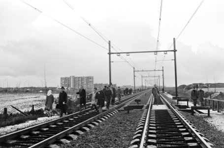 Politietakelwagen door trein gegrepen bij Sloterdijk, Bestanddeelnr 919-9401