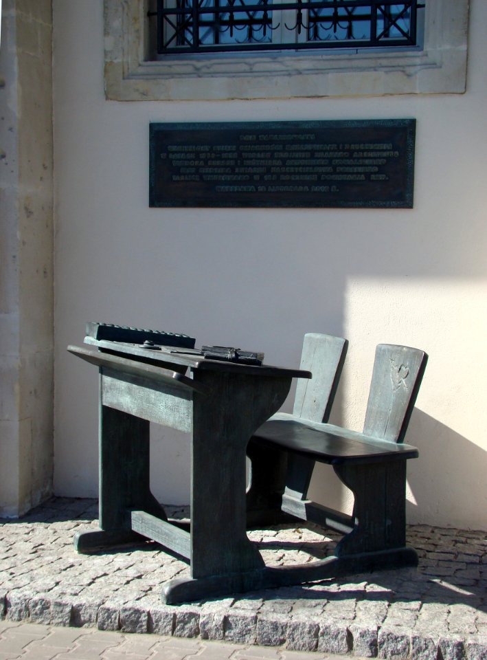 Pomnik ławki szkolnej 02