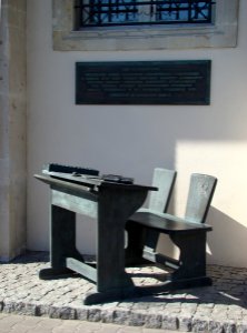 Pomnik ławki szkolnej 02