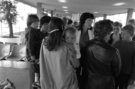 Poolse kinderen komen aan op Schiphol, Bestanddeelnr 933-4248